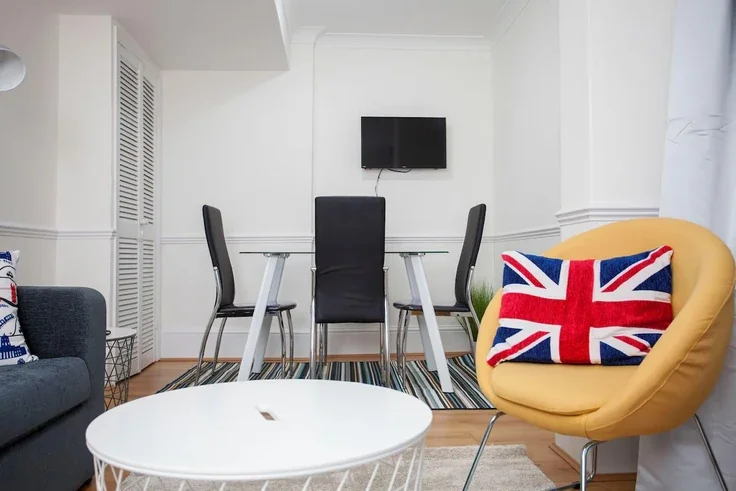 Flat St George's Drive in City of Westminster