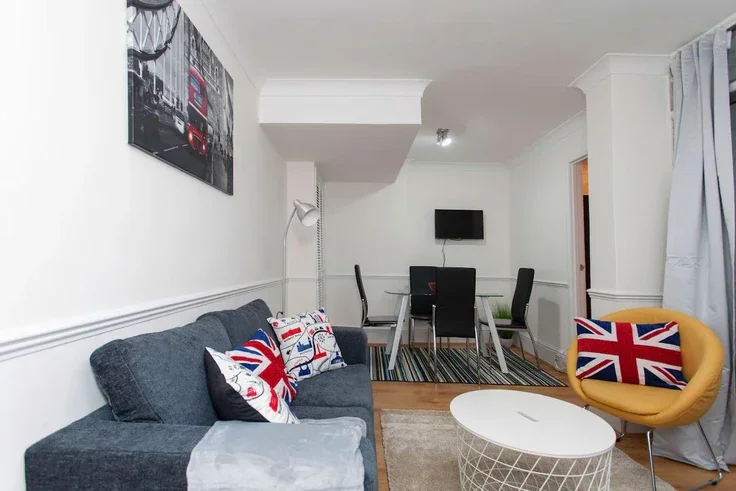 Flat St George's Drive in City of Westminster