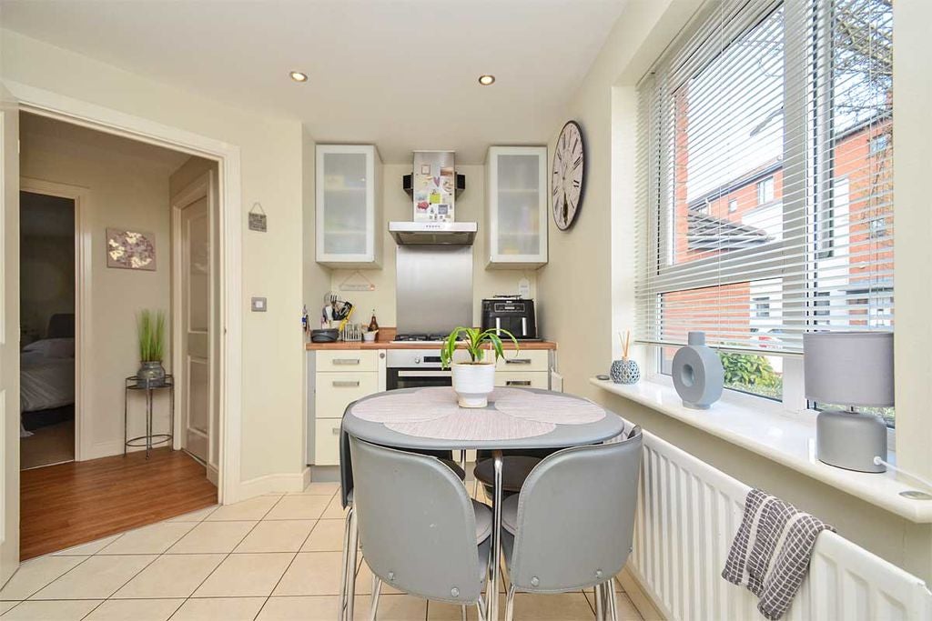 Flat Pear Tree Close in Lichfield