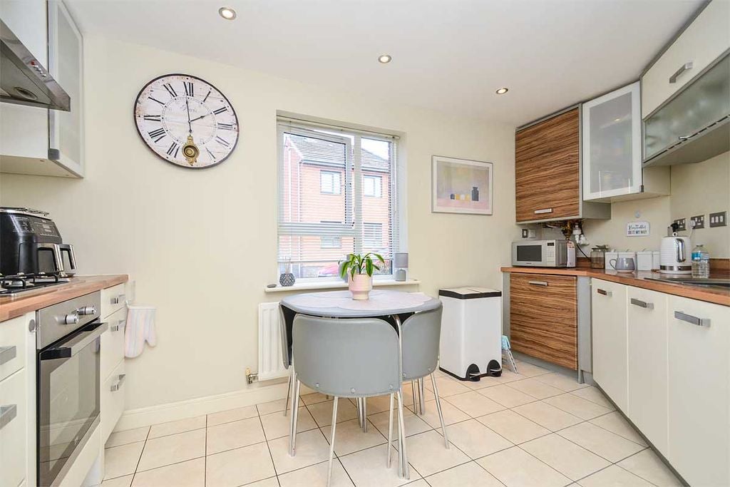 Flat Pear Tree Close in Lichfield