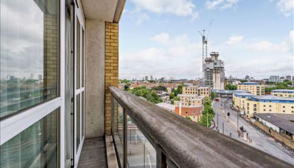 Flat Westferry Circus in Greater London