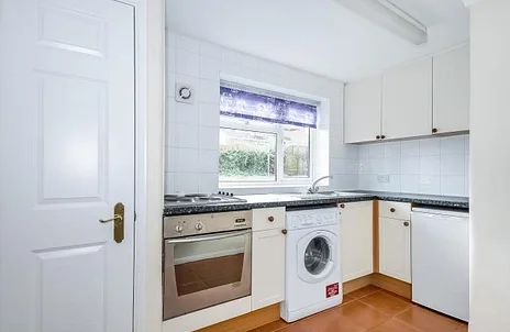 Flat Larch Close in Aylesbury