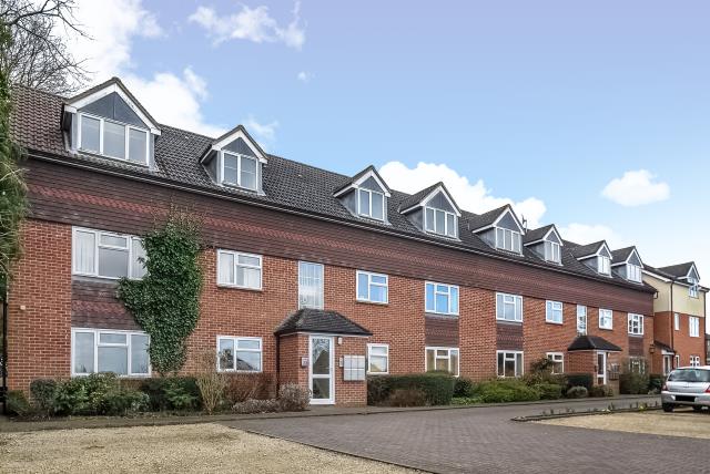 Flat Larch Close in Aylesbury
