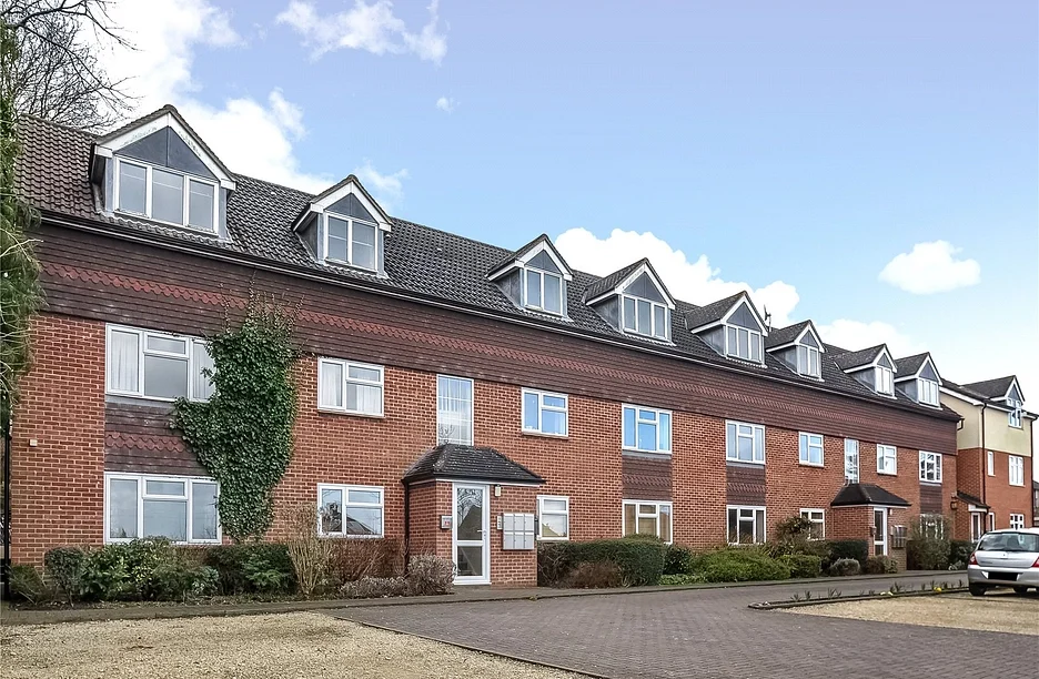 Flat Larch Close in Aylesbury