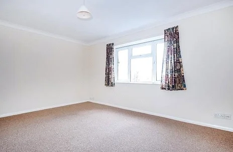 Flat Larch Close in Aylesbury