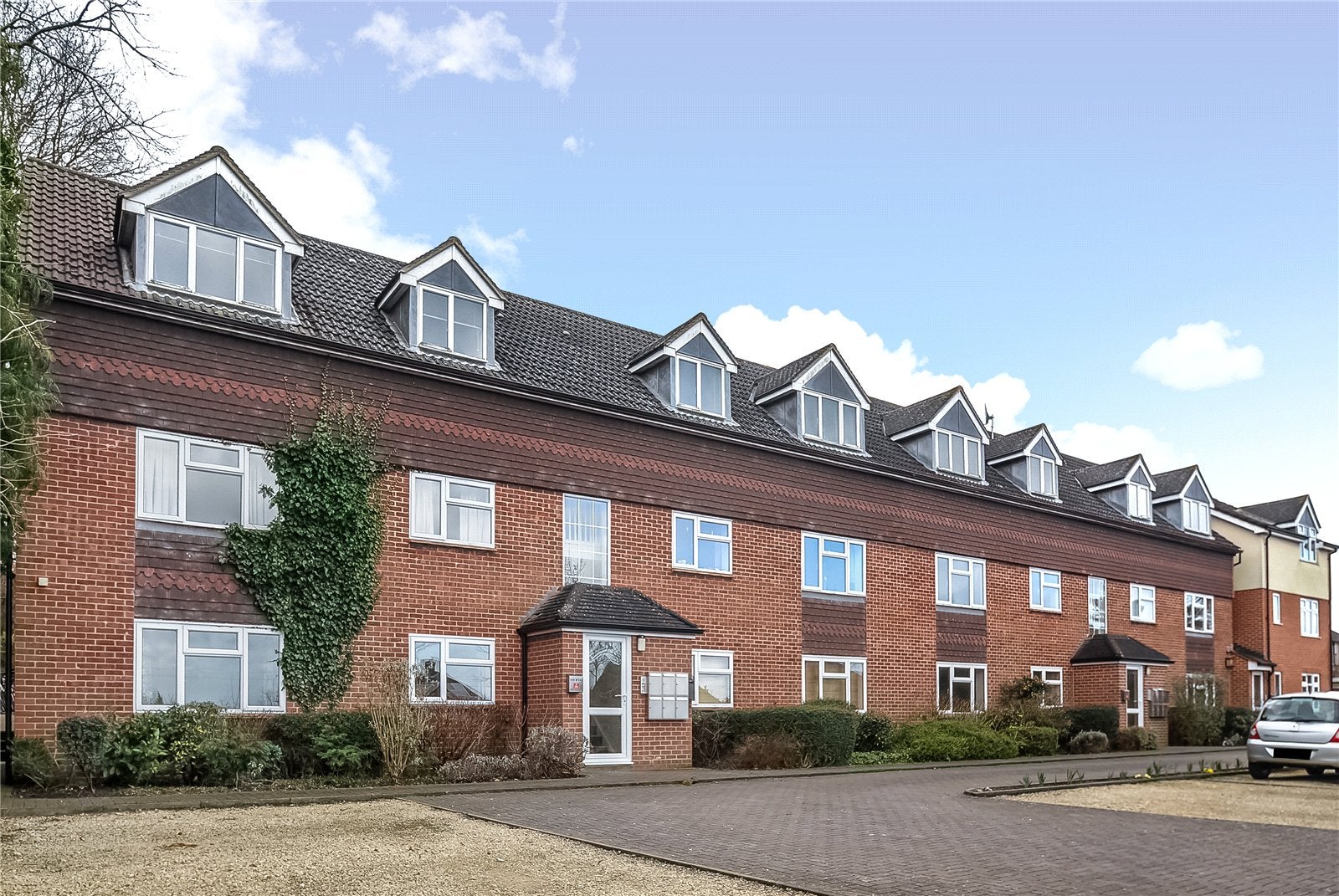 Flat Larch Close in Aylesbury