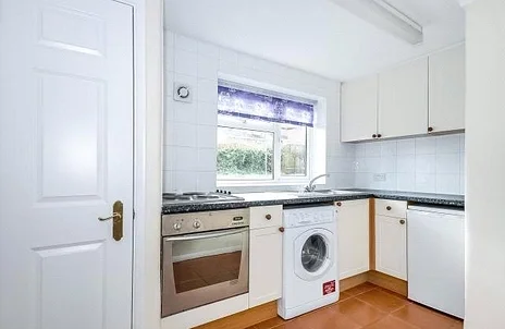 Flat Larch Close in Aylesbury