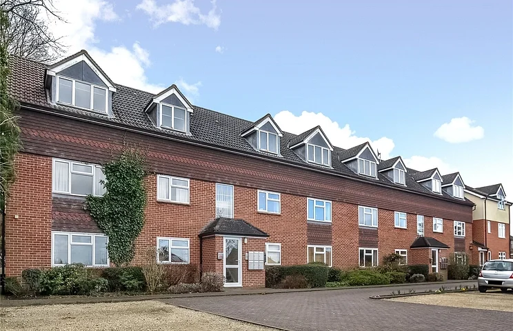 Flat Larch Close in Aylesbury