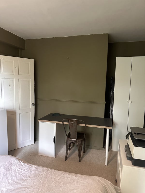 Room Mandeville Close in Greater London