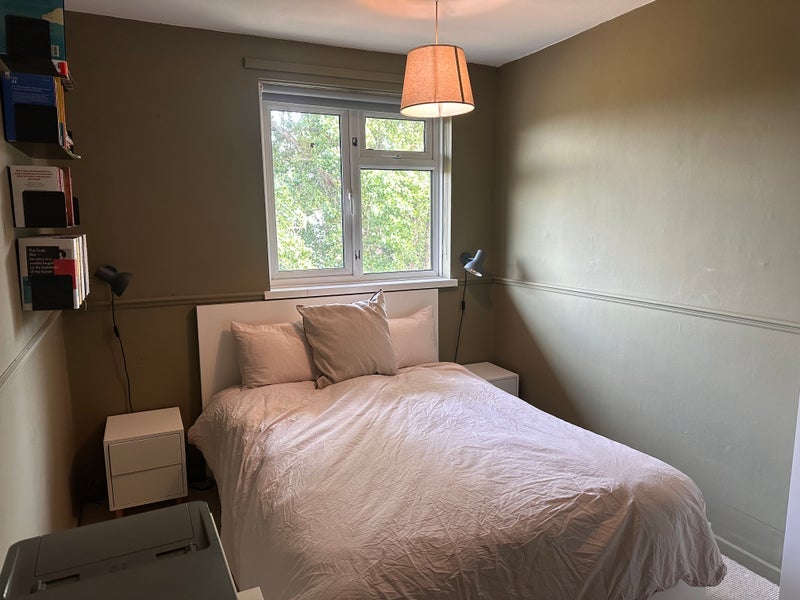 Room Mandeville Close in Greater London
