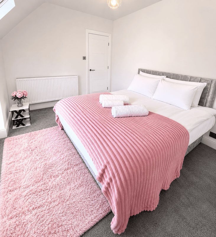 Flat Nimrod Road in Greater London