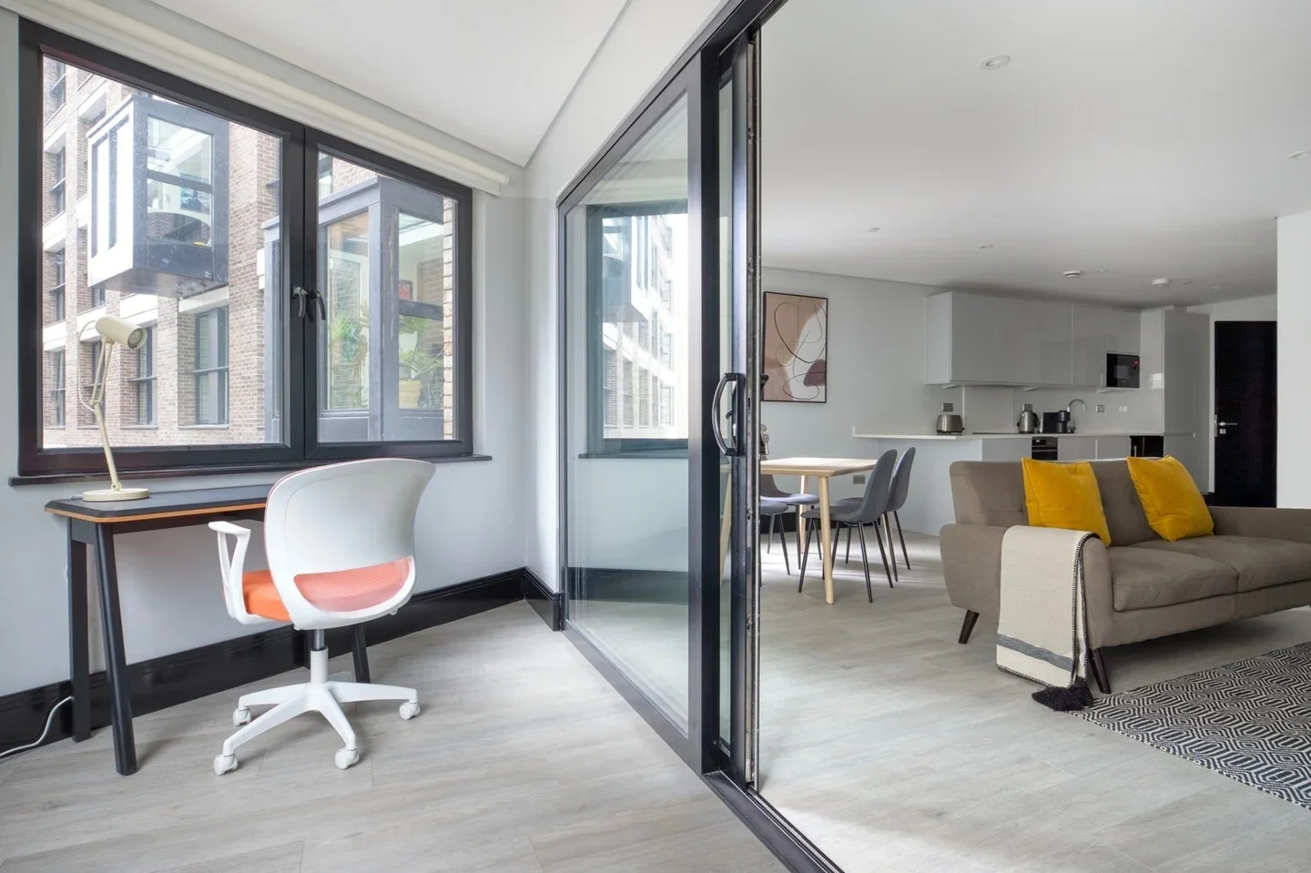 Flat Commercial Road in Greater London