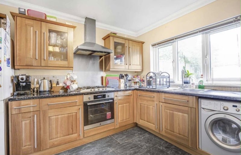 Room Sydney Road in Greater London
