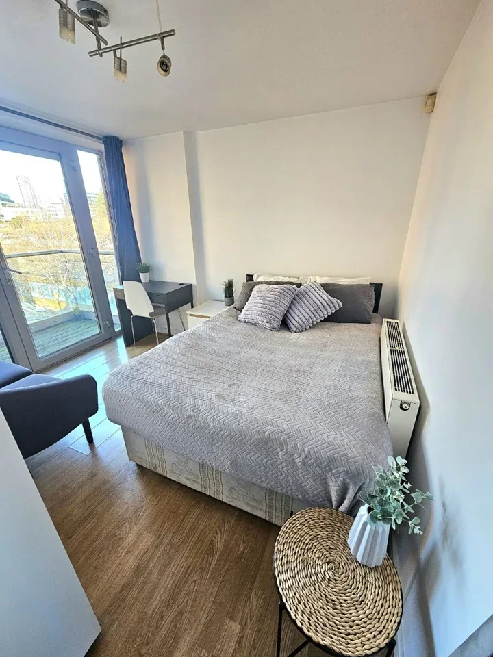Room Wheler Street in Greater London