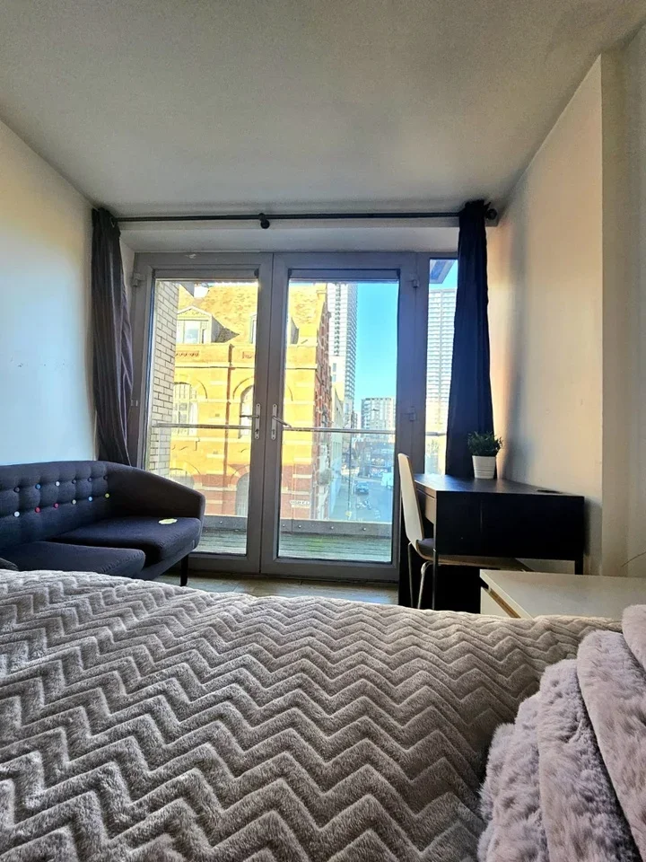 Room Wheler Street in Greater London