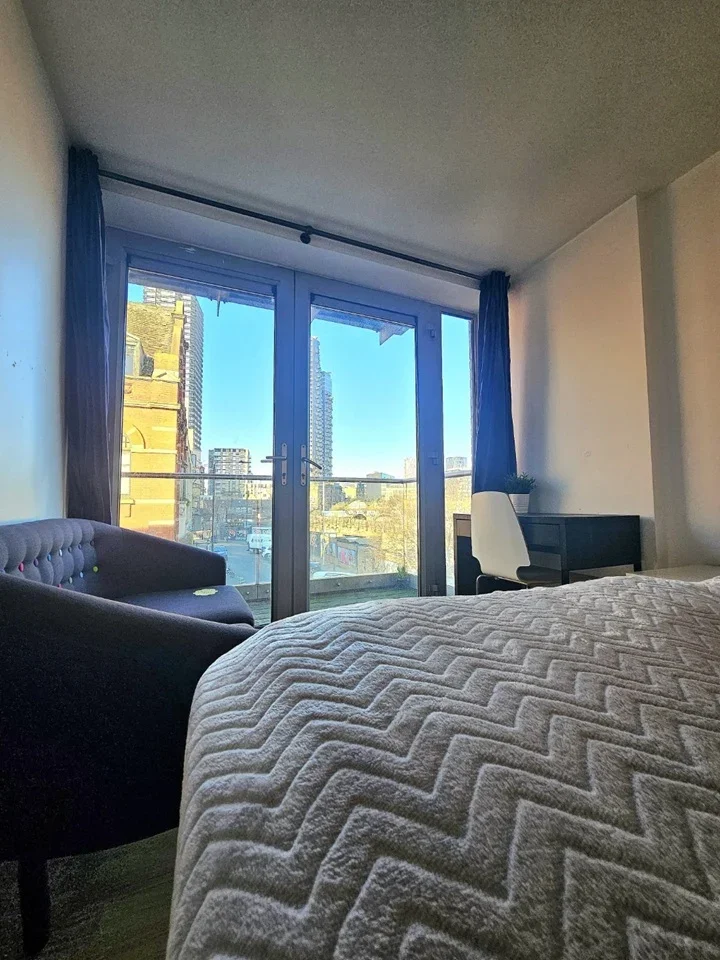 Room Wheler Street in Greater London