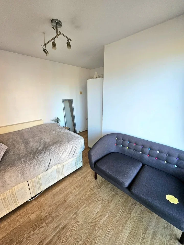Room Wheler Street in Greater London