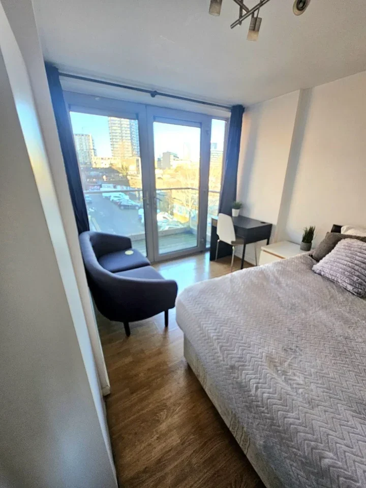 Room Wheler Street in Greater London