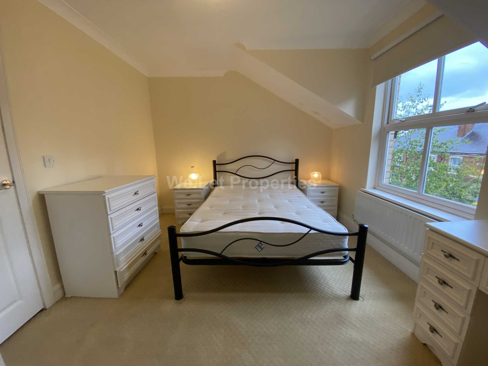 Flat Oak Tree Court in Stockport