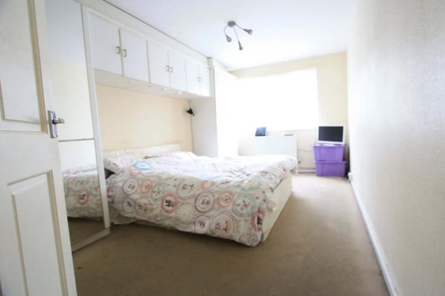 Flat Longford Court in Epsom and Ewell