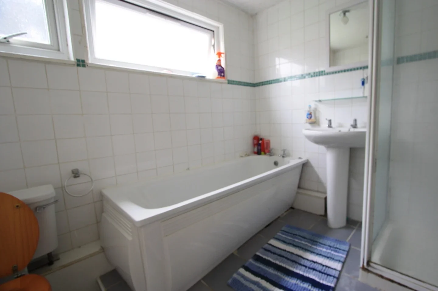 Flat Longford Court in Epsom and Ewell