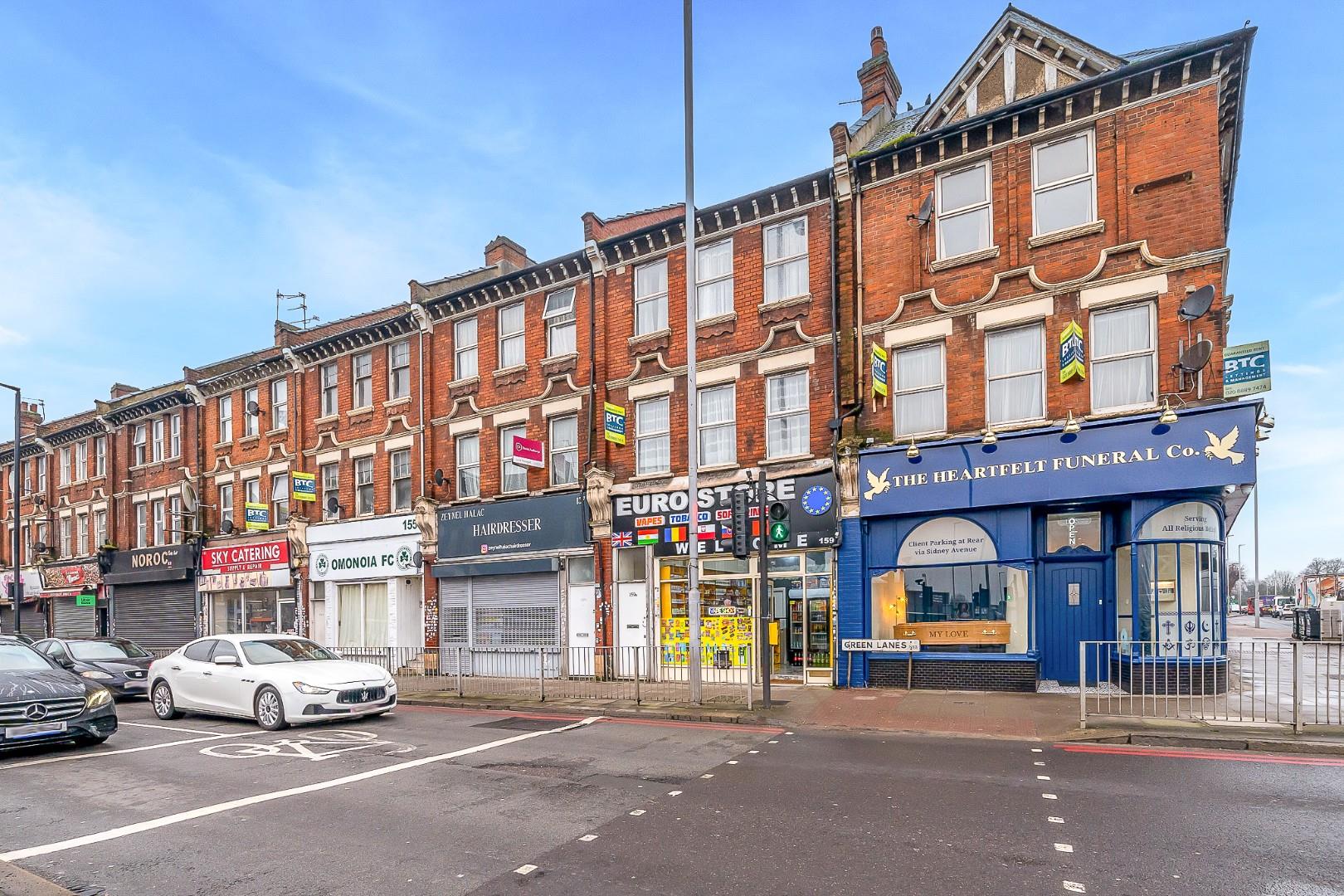 Flat Bowes Road in Greater London