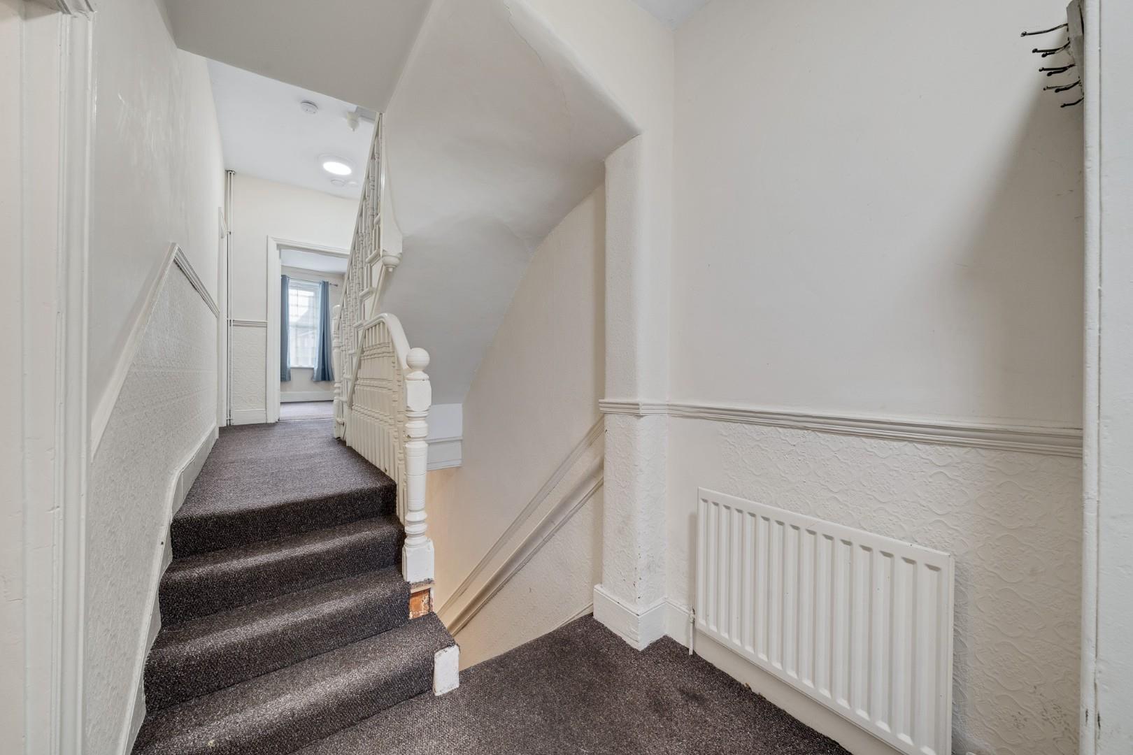 Flat Bowes Road in Greater London