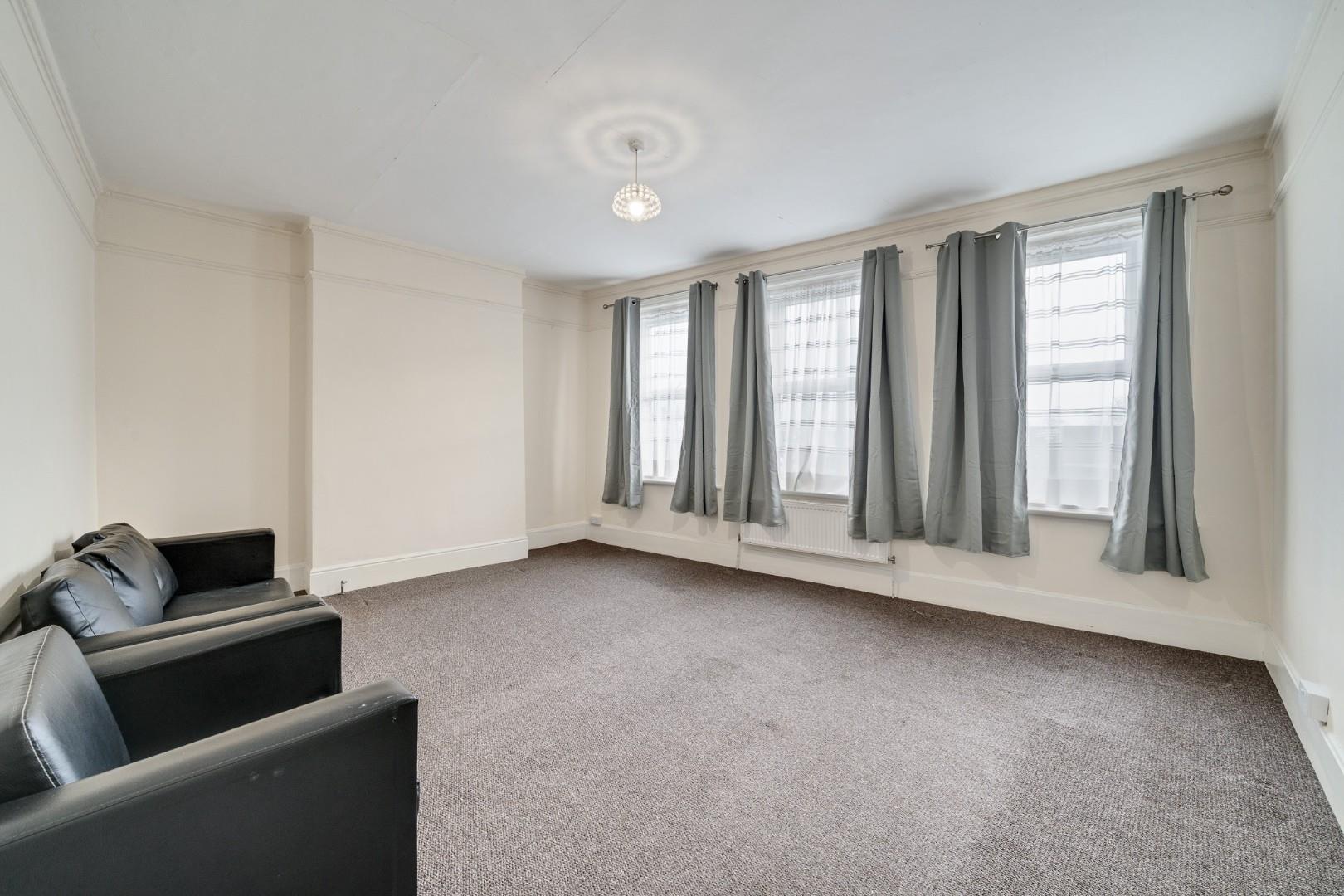 Flat Bowes Road in Greater London