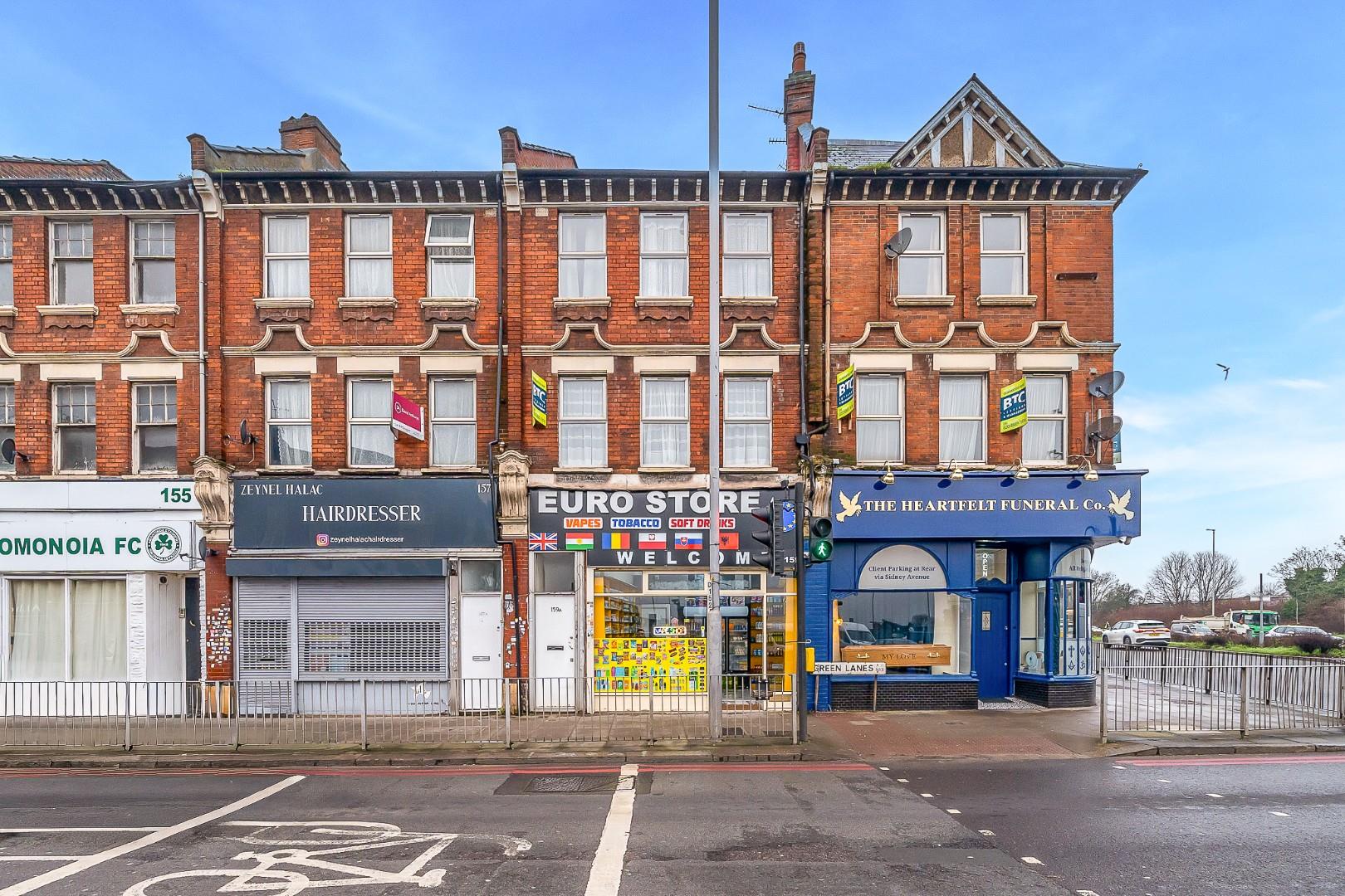 Flat Bowes Road in Greater London