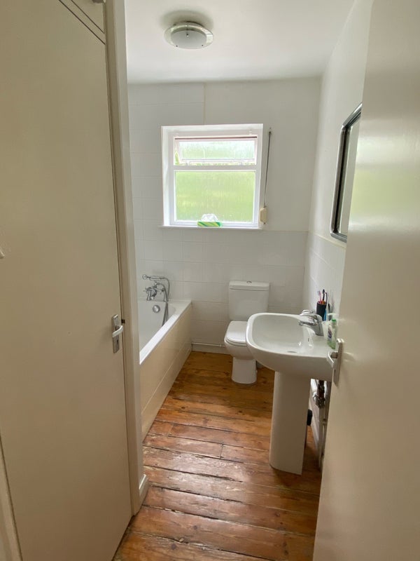 Room Grove Road in Greater London