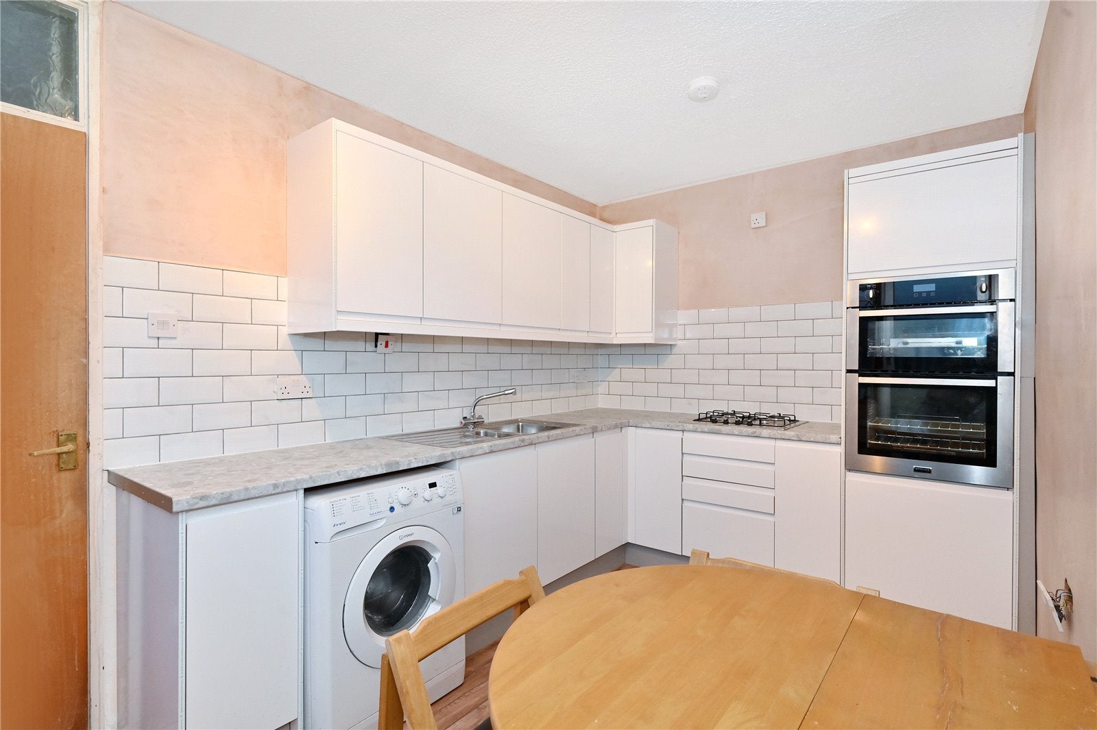 Flat Galbraith Street in Greater London