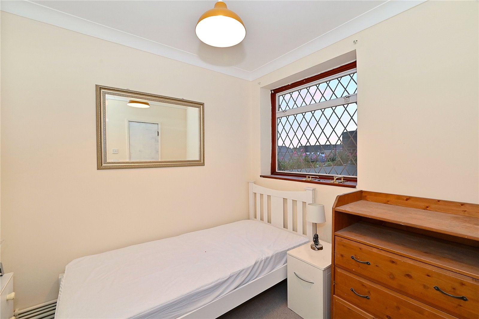 Flat Galbraith Street in Greater London