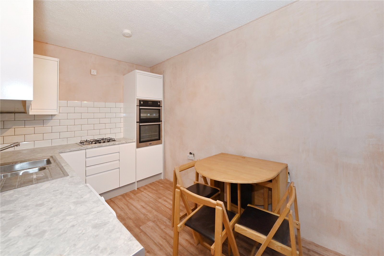 Flat Galbraith Street in Greater London