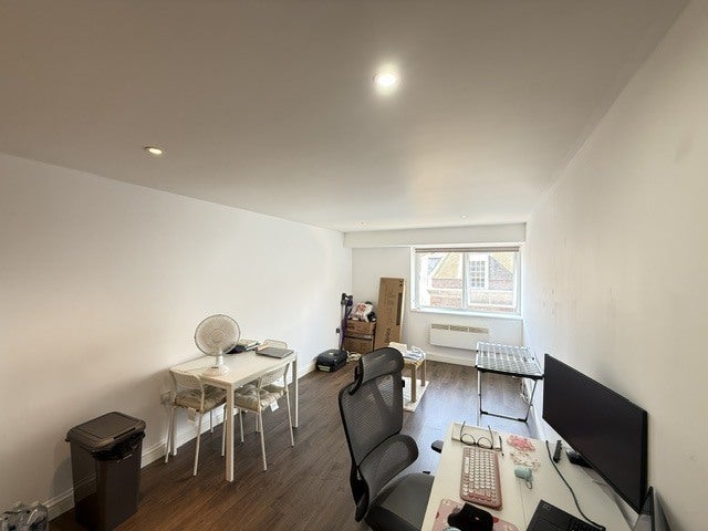 Flat Market Place in Watford