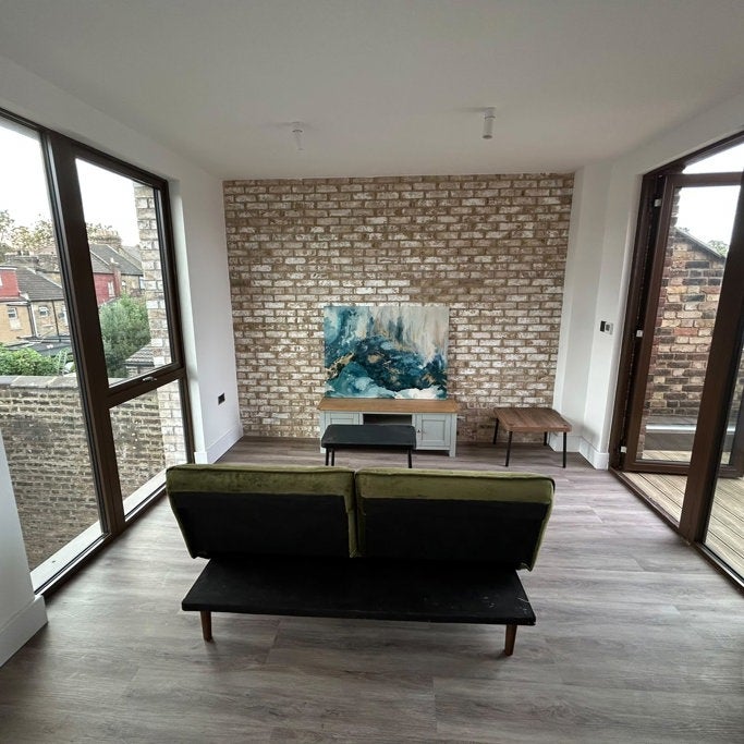 Flat Michigan Avenue in Greater London