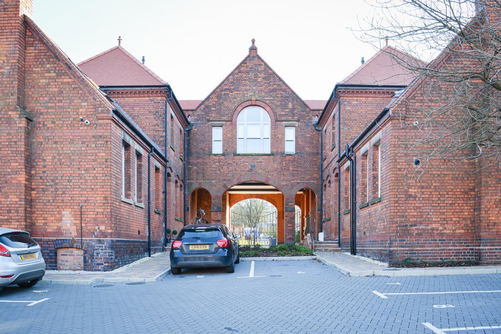 Flat Raddlebarn Road in Birmingham