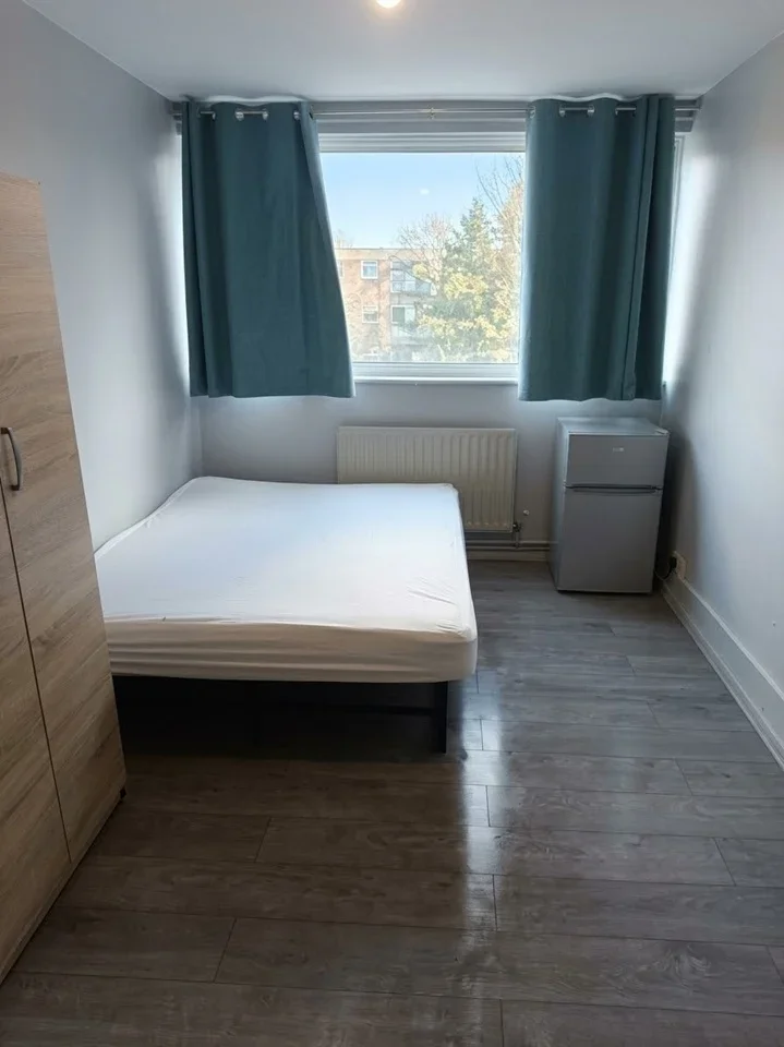 Room Clearbrook Way in Greater London