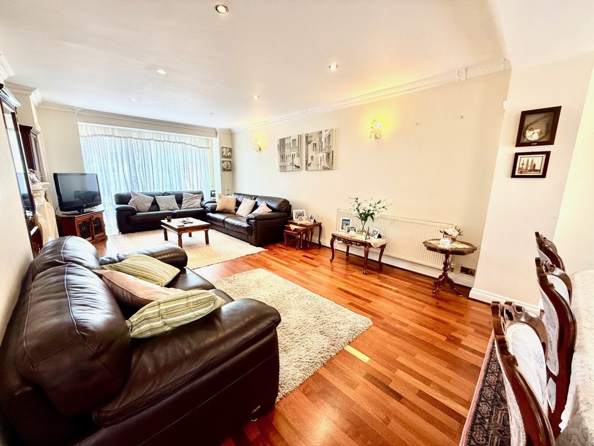 House Langside Crescent in Greater London