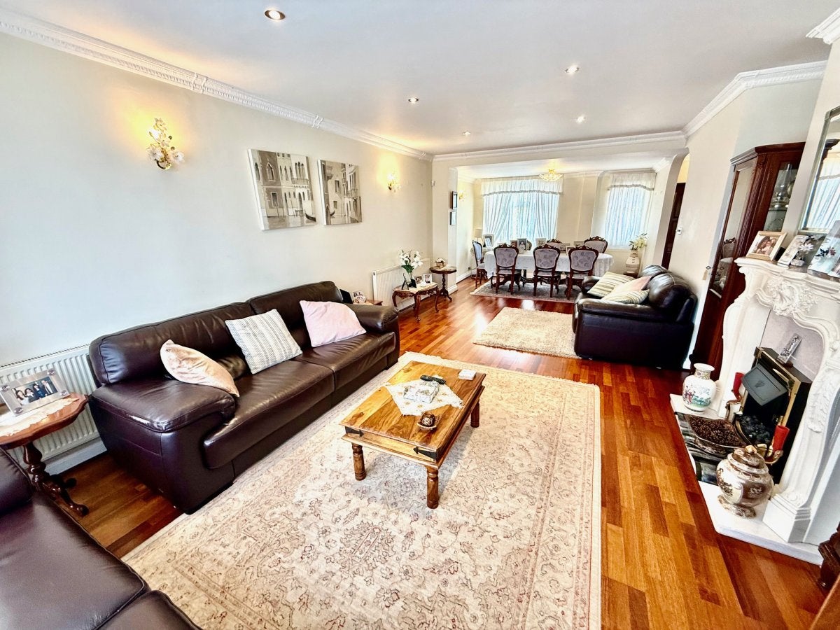 House Langside Crescent in Greater London