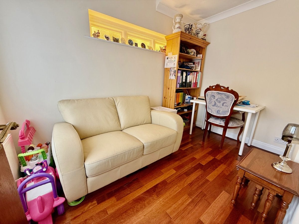 House Langside Crescent in Greater London