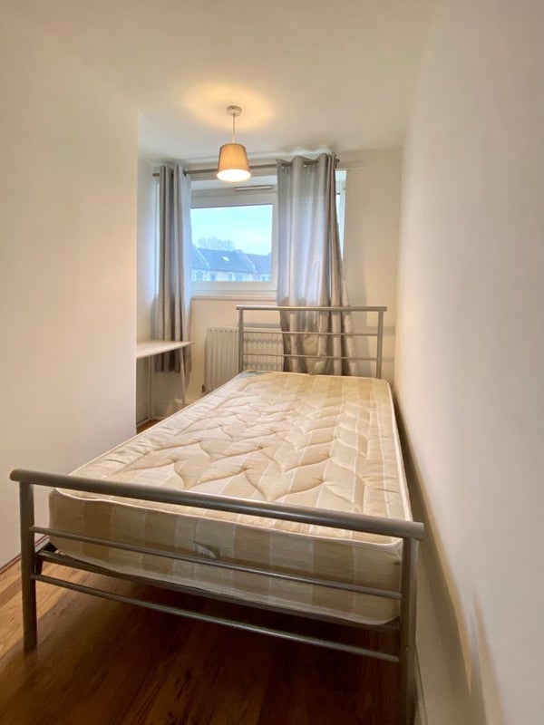 Room Hurry Close in Greater London