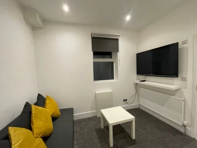 Flat Leatherhead Road in Mole Valley