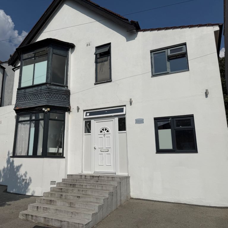 Room Buller Road in Greater London