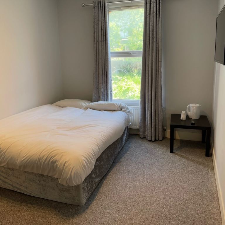 Room Buller Road in Greater London