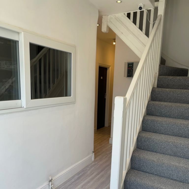 Room Buller Road in Greater London