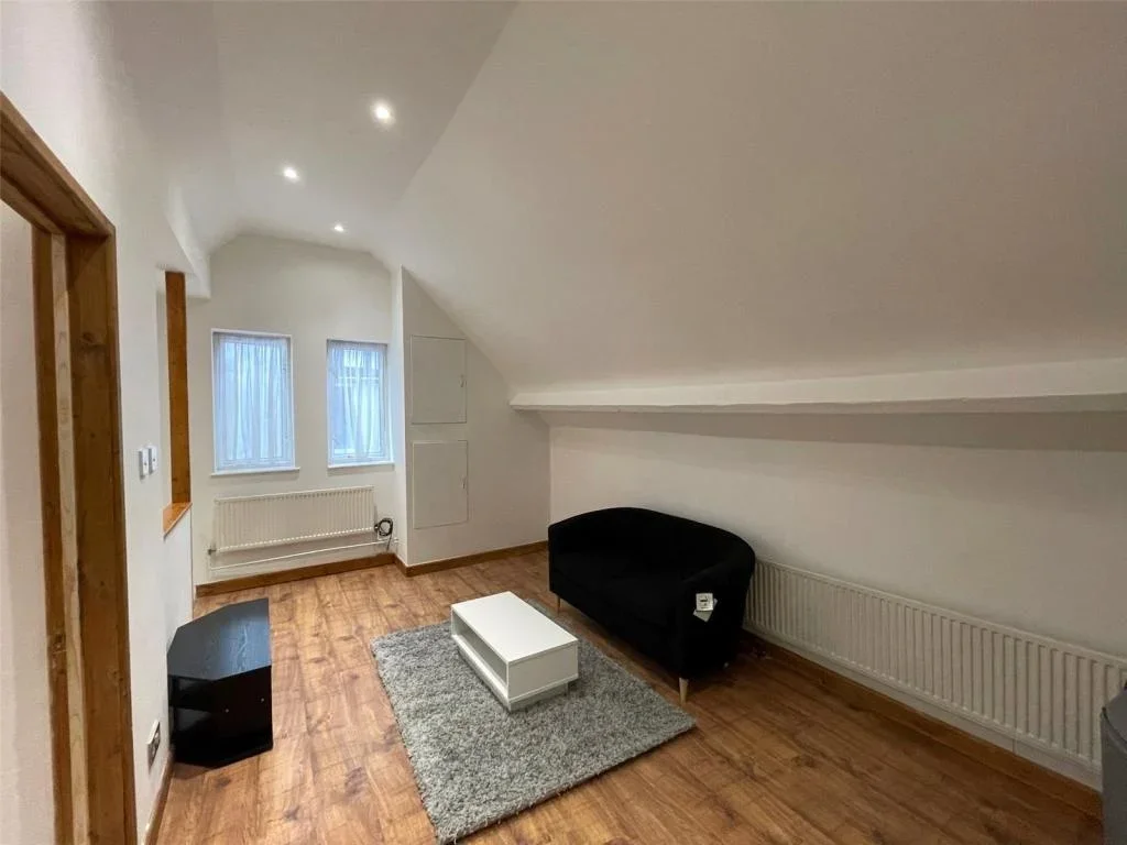 Flat Ashburnham Road in Luton