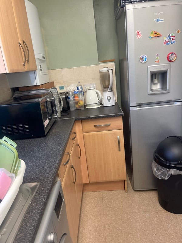 Room Lowedges Crescent in Sheffield