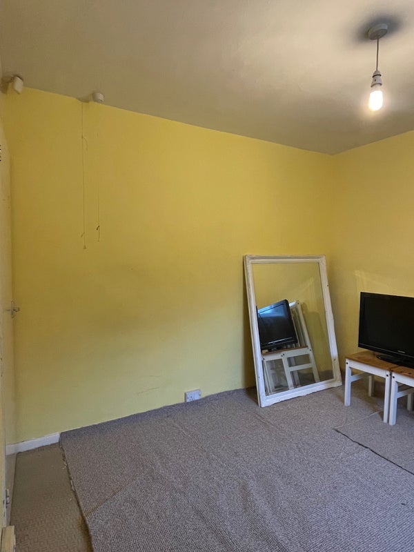 Room Lowedges Crescent in Sheffield