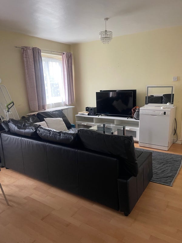 Room Lowedges Crescent in Sheffield