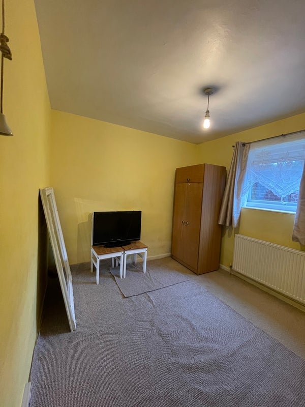 Room Lowedges Crescent in Sheffield